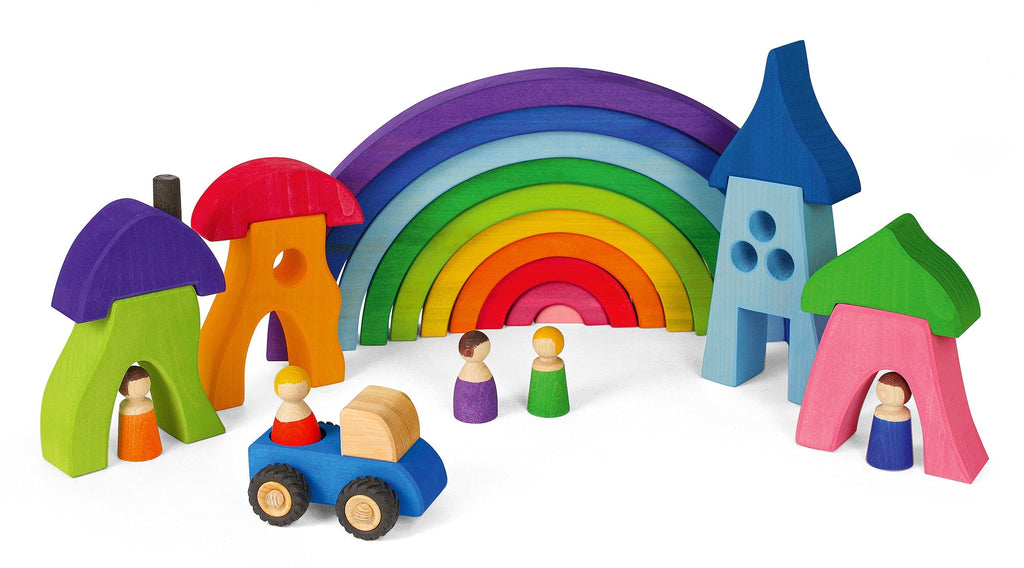 Costruzioni in legno colorate con arcobaleno e personaggi, ispirate al gioco libero e creativo