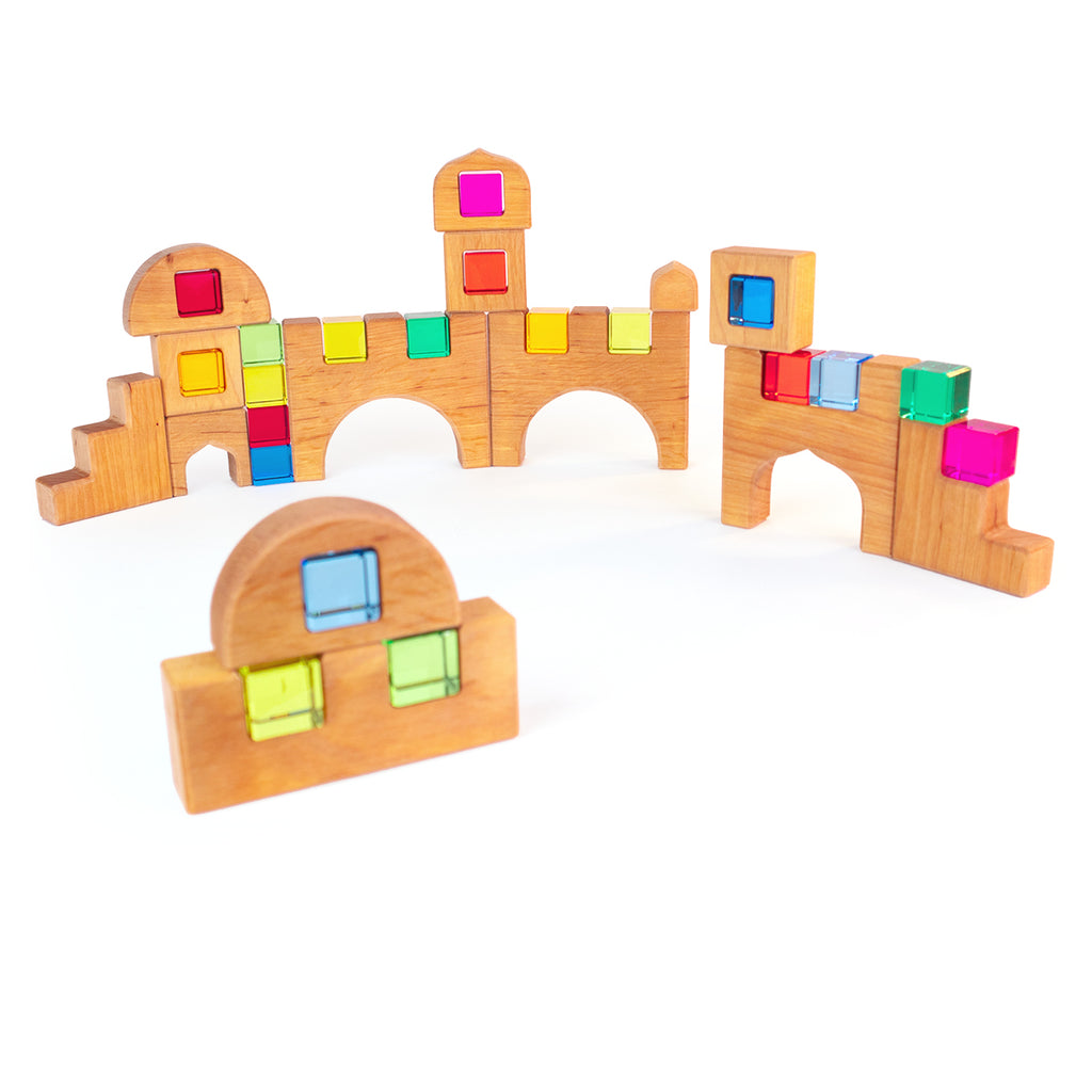 Costruzioni luminose Bauspiel Lucent Castle montate in forma di castello con blocchi colorati trasparenti.