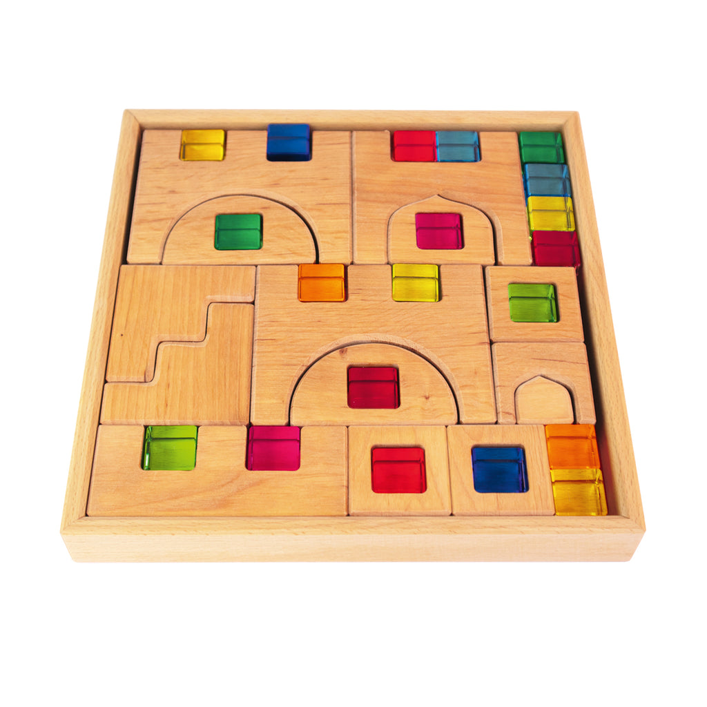 Set completo Bauspiel Lucent Castle nella scatola di legno con blocchi colorati e trasparenti ordinati.