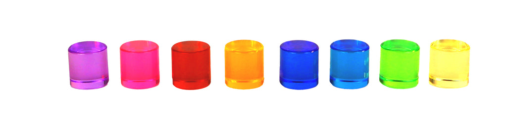 Cilindri luminosi Bauspiel disposti in fila, ideali per esplorare la luce e il colore
