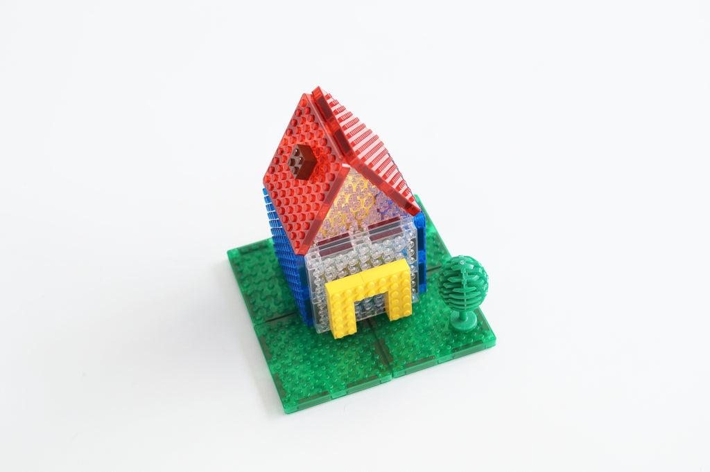 Casetta realizzata con piastrelle magnetiche Cleverclixx e mattoncini LEGO DUPLO