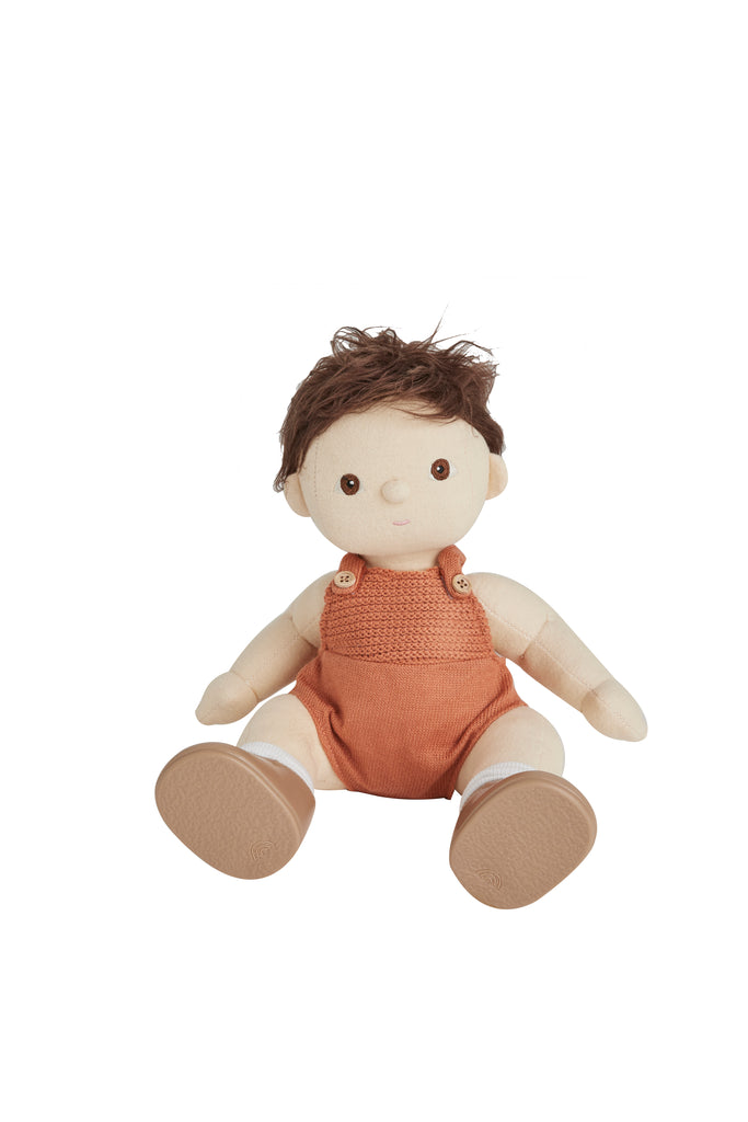 Bambola Dinkum Doll Peanut di Olli Ella seduta – dettagli frontali e outfit arancione