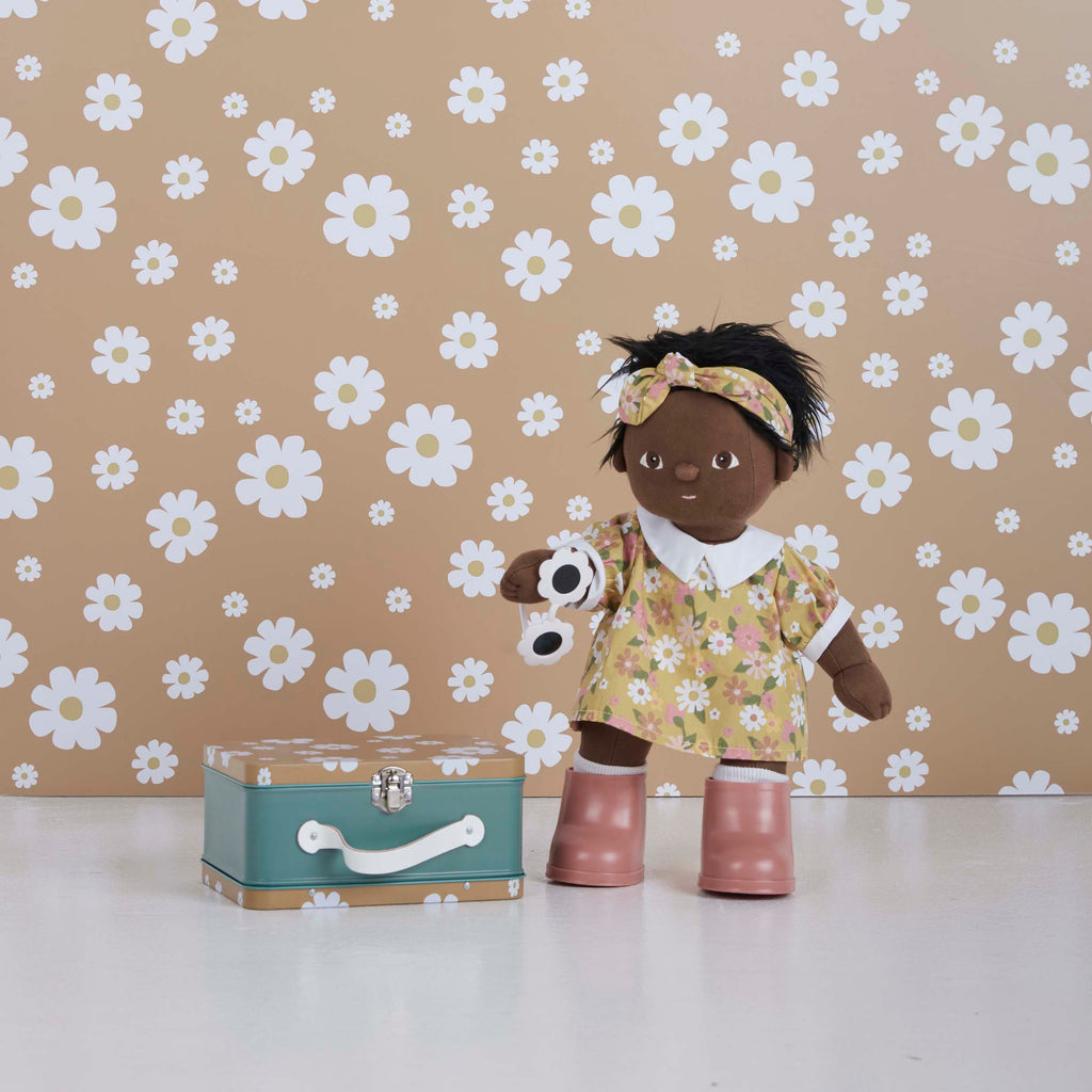 Olli Ella Pretend Pack Gogo – bambola Dinkum vestita con abito floreale e stivaletti rosa accanto alla valigetta coordinata