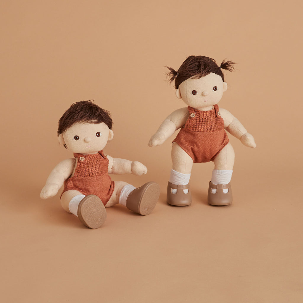 Bambole morbide Dinkum Doll Olli Ella – due modelli Peanut su sfondo color pesca