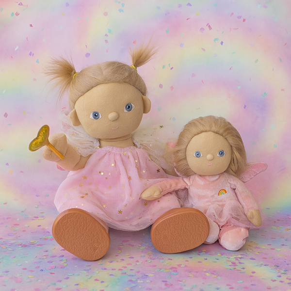 Bambola Olli Ella Fairy Willow insieme a una mini Dinkum Doll, entrambe con abiti rosa pastello e sfondo arcobaleno.