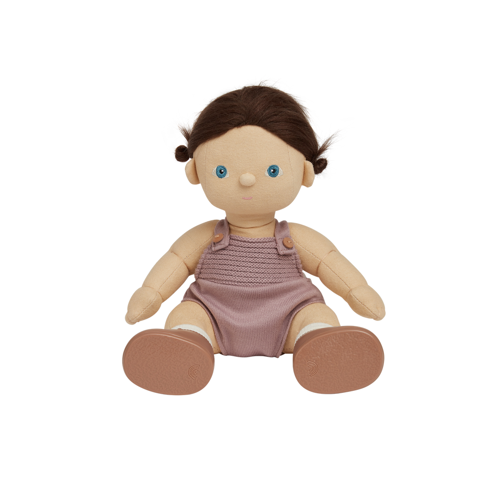 Bambola Dinkum Doll Bitsy di Olli Ella seduta – dettagli del viso e dell’outfit lilla