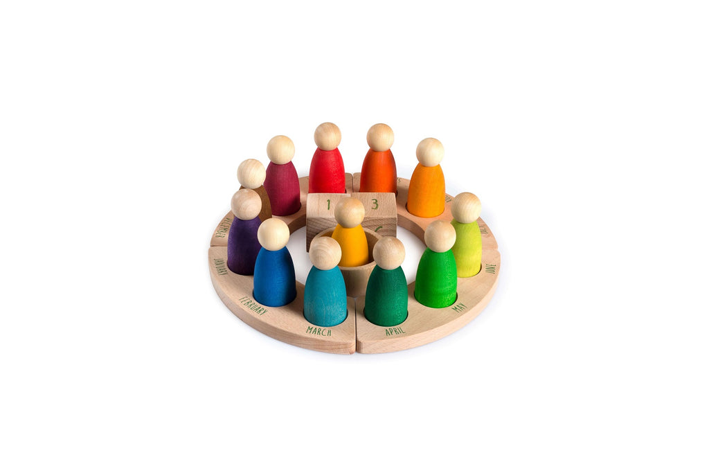 Calendario perpetuo Grapat con Nins colorati e numeri in legno disposto in cerchio.