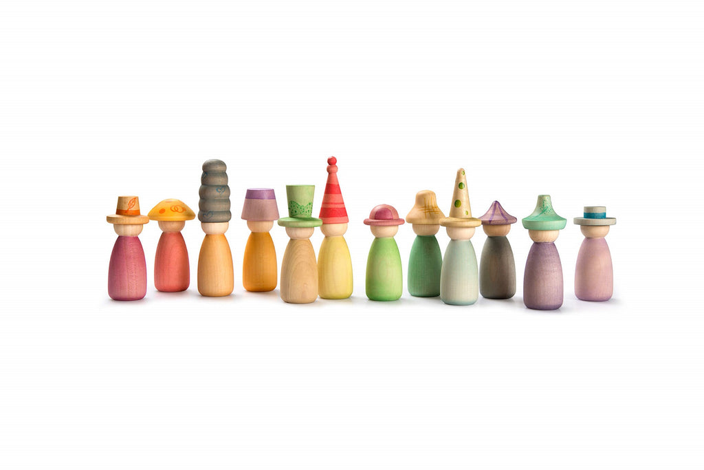 ersonaggi Grapat Fancy Nins disposti su fondo bianco, gioco creativo in legno naturale colorato