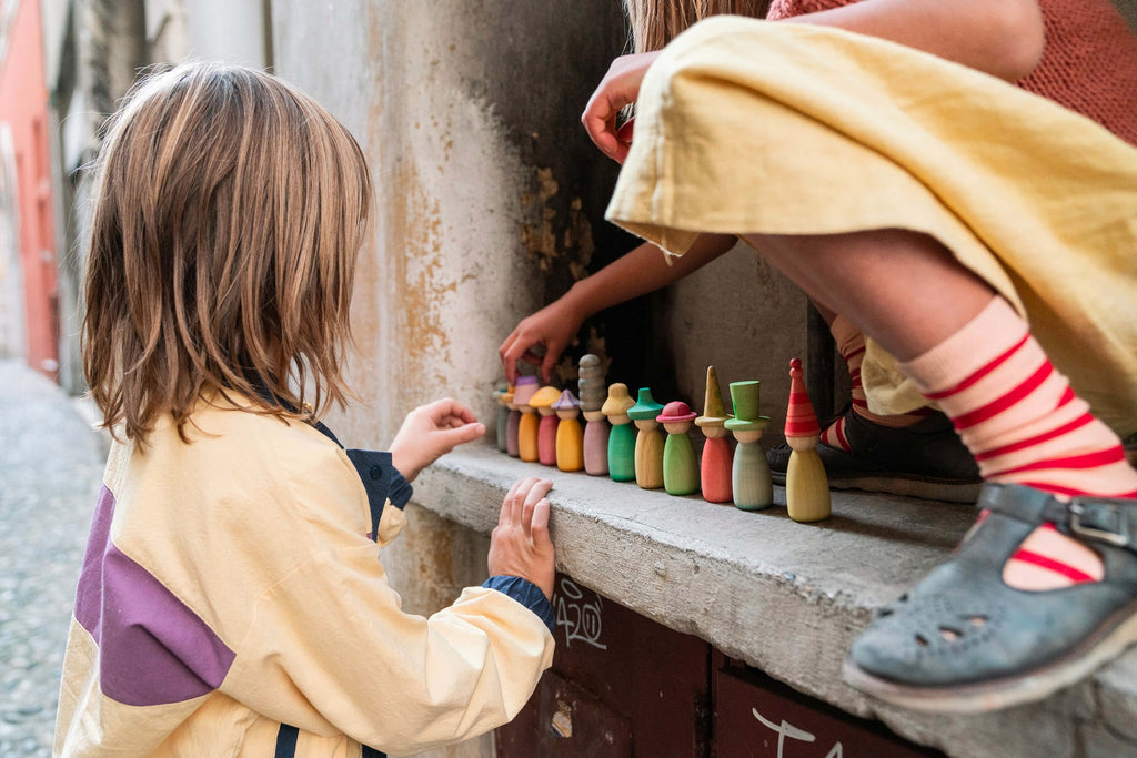 Set Grapat Fancy Nins disposto su muretto, personaggi in legno colorati e decorati a mano