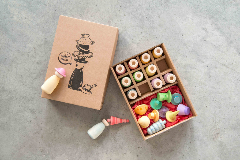 Scatola Grapat Fancy Nins aperta con personaggi in legno e cappelli decorativi colorati, confezione originale