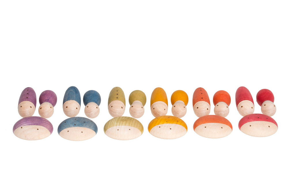 Set completo Grapat Insects con insetti e larve in legno naturale colorato su sfondo bianco.