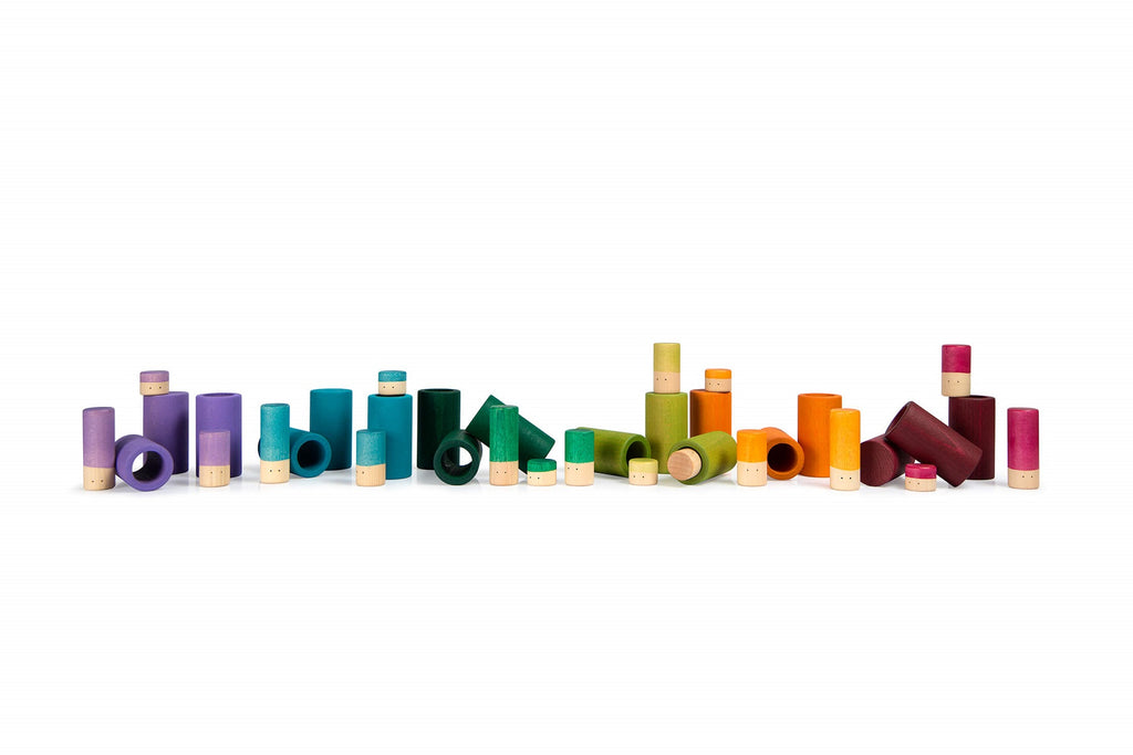 Set Grapat LA con cilindri e personaggi in legno colorato su fondo bianco, gioco destrutturato per bambini