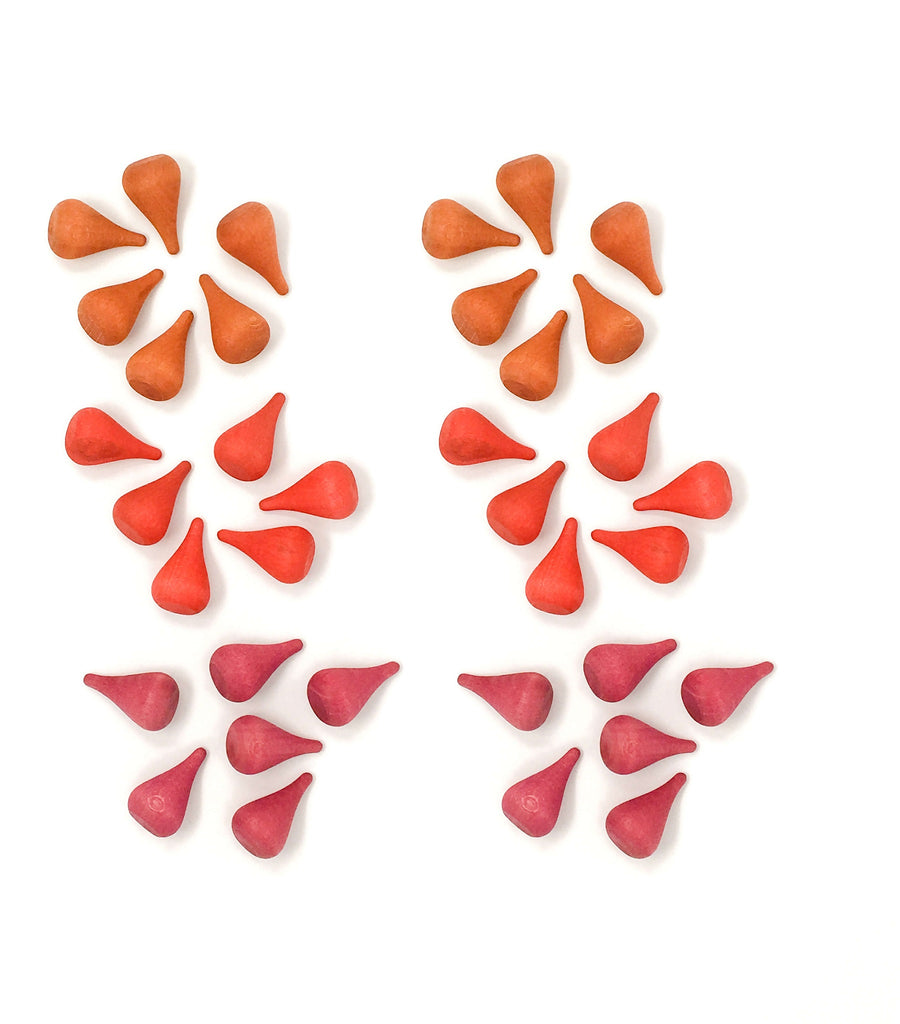 Mandala Grapat Fire con elementi a forma di fiamma in legno naturale, disposti per colore