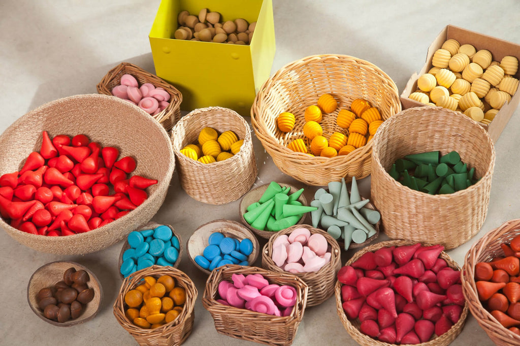 Materiali Grapat per mandala raccolti in cestini, tra cui i fiori rosa del set Mandala Flowers Pink.