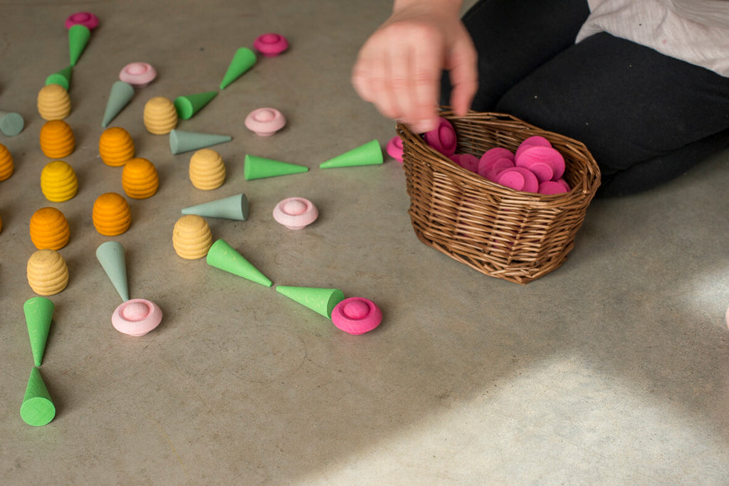 Elementi Grapat Mandala Honeycomb disposti insieme ad altri pezzi colorati per creare una composizione.