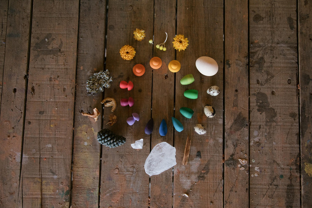 Fiocchi di neve Grapat Mandala disposti su legno insieme a pigne, fiori secchi e altri elementi naturali