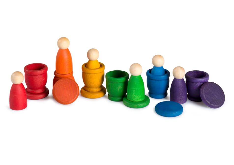 Set Grapat Nins Mates & Coins in legno colorato su fondo bianco, con personaggi, portauovo e monete