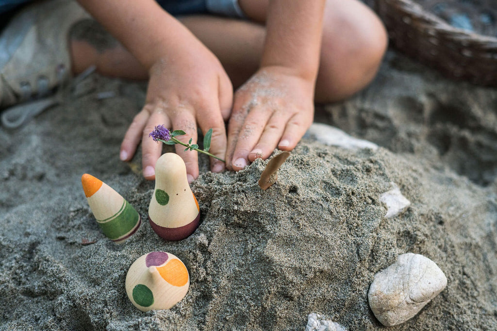 Bambino che gioca nella sabbia con i personaggi Grapat Ooh-Lala!