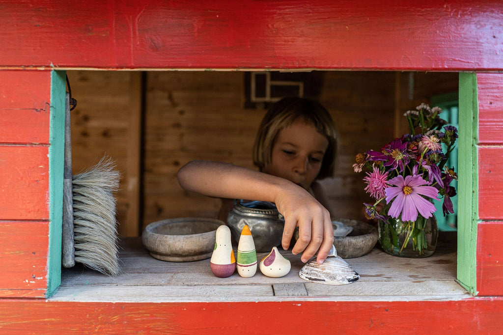 Personaggi Grapat Ooh-Lala! tra fiori colorati e materiali naturali