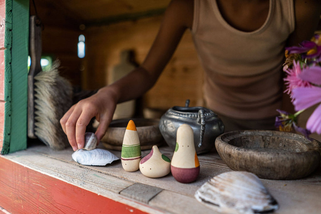 Bambino che gioca in una casetta di legno con i personaggi Grapat Ooh-Lala!