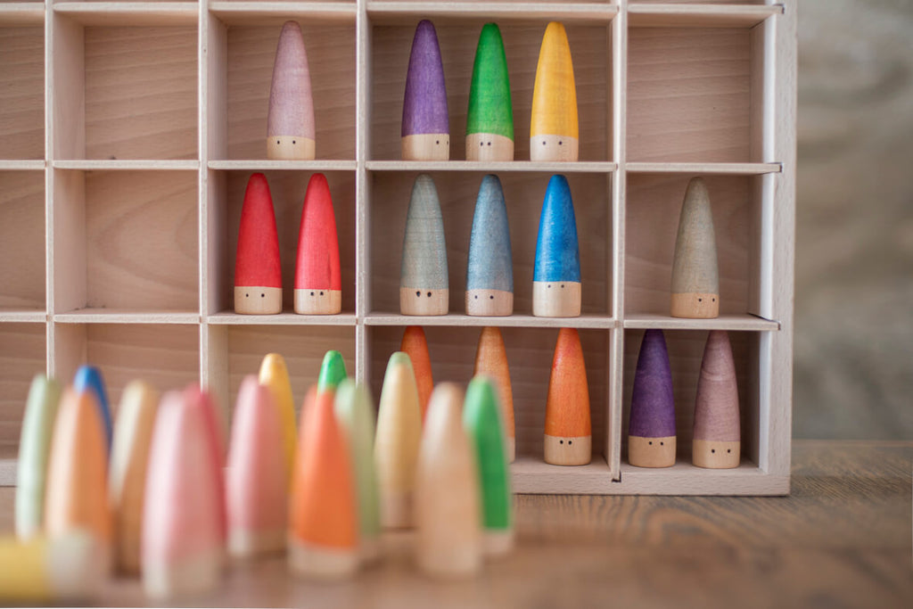 Grapat Sticks di vari colori sistemati in una cassetta di legno con scomparti.