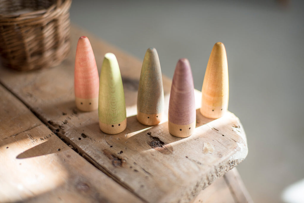 Grapat Sticks in legno in colori pastello disposti su un tavolo di legno