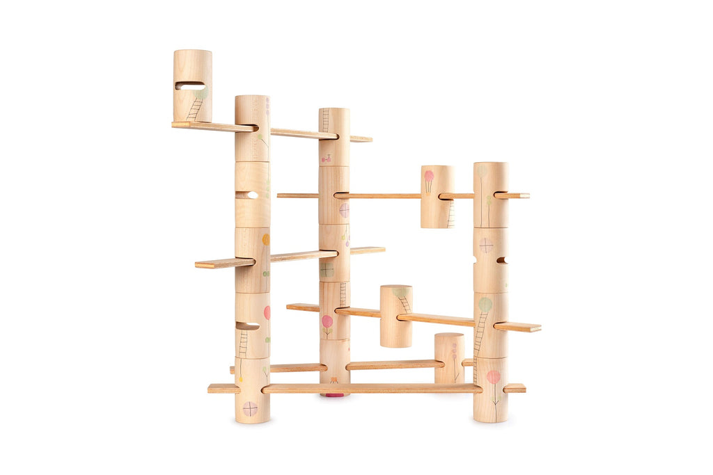 Set Grapat Woodland in legno naturale con torri impilate e rampe di collegamento su sfondo bianco