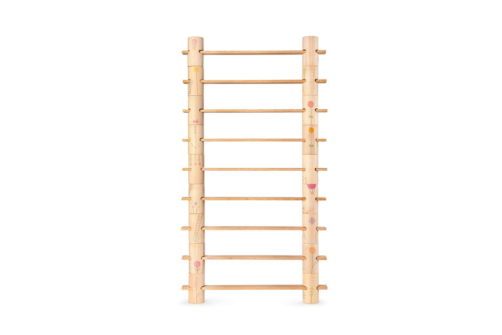Set Grapat Woodland disposto a scala su sfondo bianco, elementi in legno con delicati disegni pastello