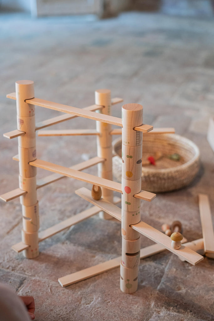 Dettaglio del set Grapat Woodland montato su pavimento naturale, gioco di costruzioni in legno chiaro