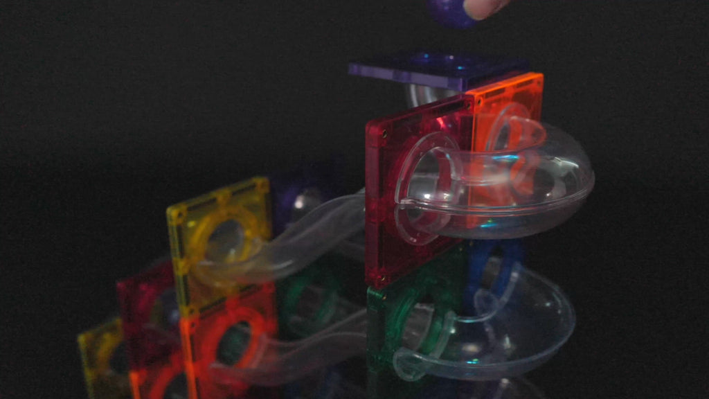 Video Cleverclixx – Pista delle Biglie Luminosa in azione, con biglie che scorrono nei tubi trasparenti e magnetici