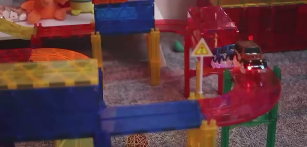 Pista per macchinine realizzata con tessere magnetiche Cleverclixx colorate e trasparenti